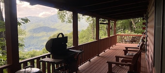 Quaint cabin with privacy and views