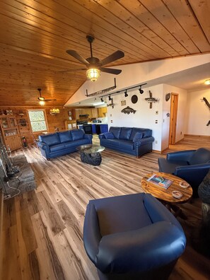 Smart TV, fireplace, DVD player - Quaint cabin with privacy and views (Maggie Valley)