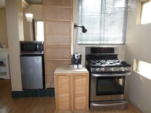 Kylskåp, mikrovågsugn, spishäll och kaffe- och tebryggare