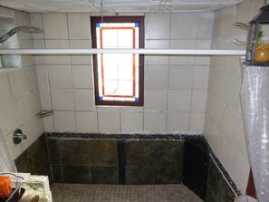 Regadera, toallas, papel de baño 