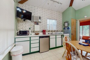 Microwave, oven, stovetop, coffee/tea maker