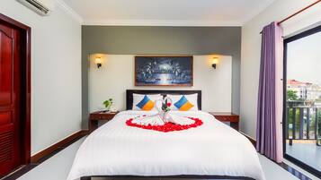 Deluxe Double Room with Balcony | Minibar, caja fuerte, escritorio y cortinas opacas