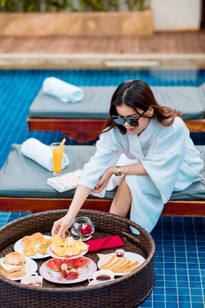 Alberca al aire libre, acceso de 08:00 a 21:00, y camastros