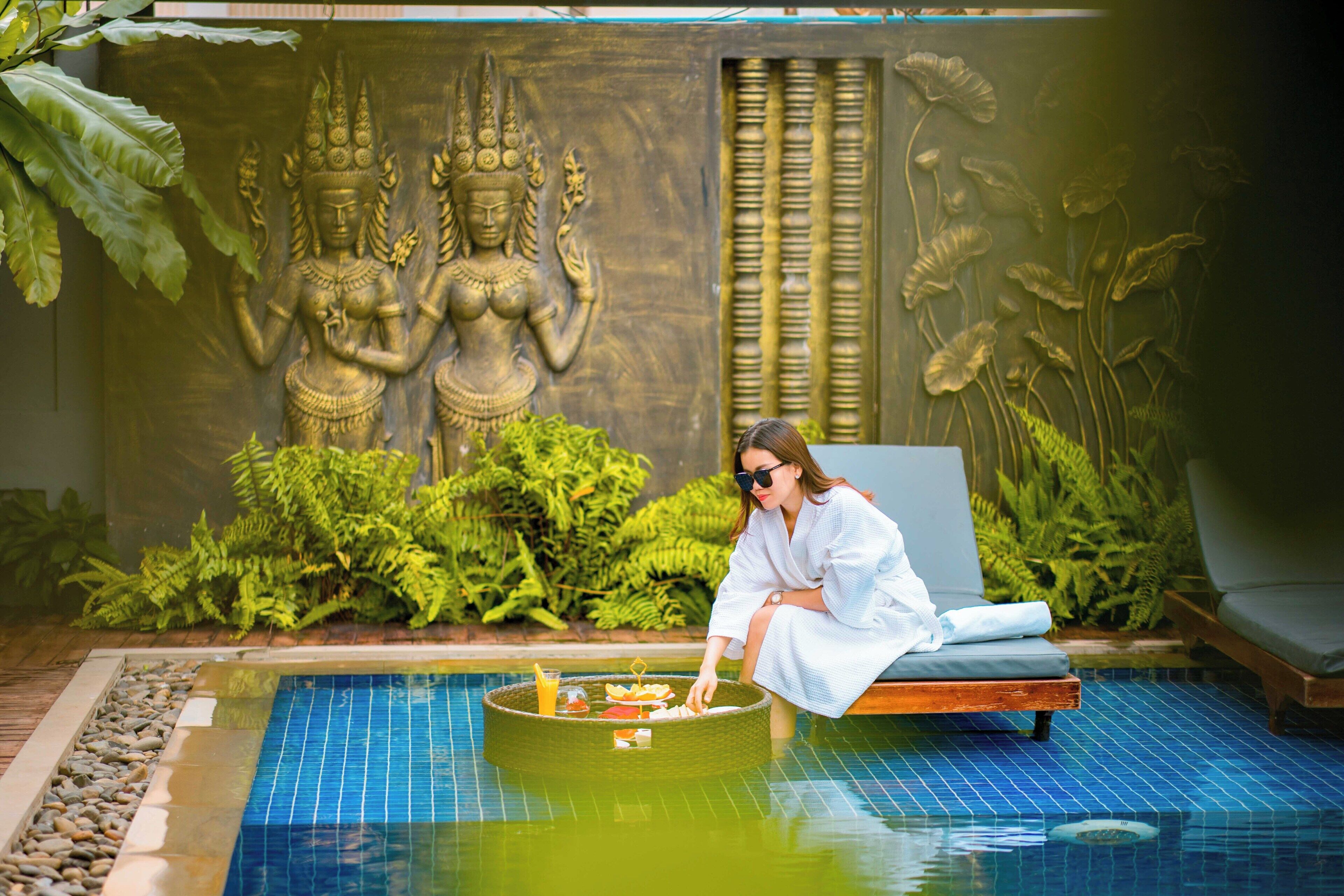 室外游泳池，08:00 至 21:00 开放，日光浴躺椅