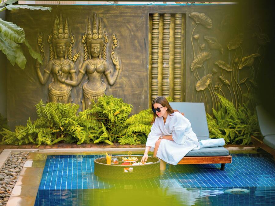 Utomhuspool med öppettider 08.00 till 21.00, och solstolar