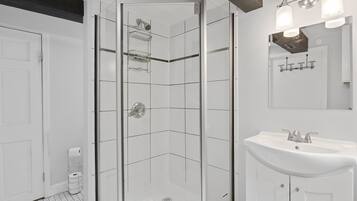 Dusche, Haartrockner, Handtücher, Seife