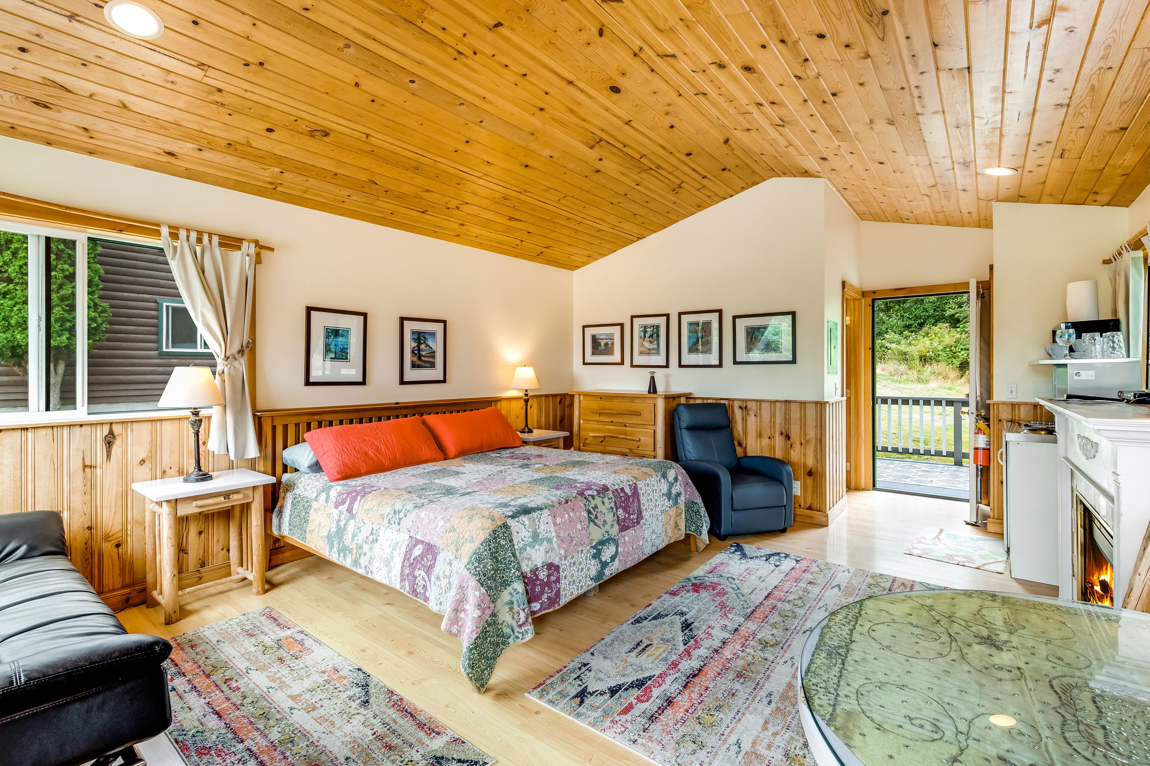 Bright cottage with fireplace, deck & private hot tub - walk to the beach/marina in Deer Harbor, United States