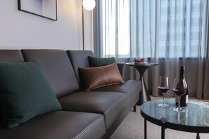 Suite, Multiple Beds | Living room