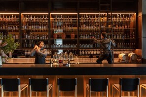 Cocktail bar - Next Hotel Melbourne, Curio Collection by Hilton (Melbourne)