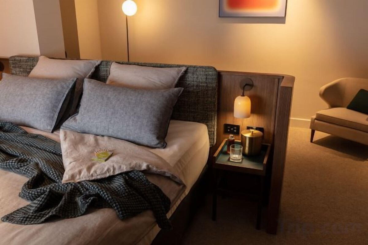Premium bedding, pillowtop beds, minibar, in-room safe