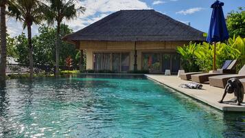Piscine extérieure, parasols de plage, chaises longues
