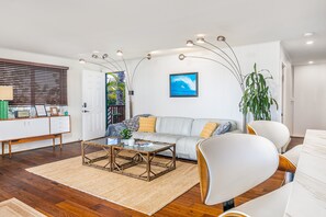 Smart TV, books, stereo - Haleiwa Waterfront House (Haleiwa)