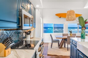 Fridge, microwave, oven, stovetop - Haleiwa Waterfront House (Haleiwa)