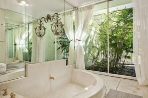 Bathtub, hair dryer, towels, soap - Private Estate - Panoramic Ocean and Bay Views - Mid-Century Modern Time Capsule (San Diego)