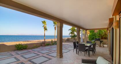 Rare Beachfront Steps to Sand/Paddleboards and Bikes