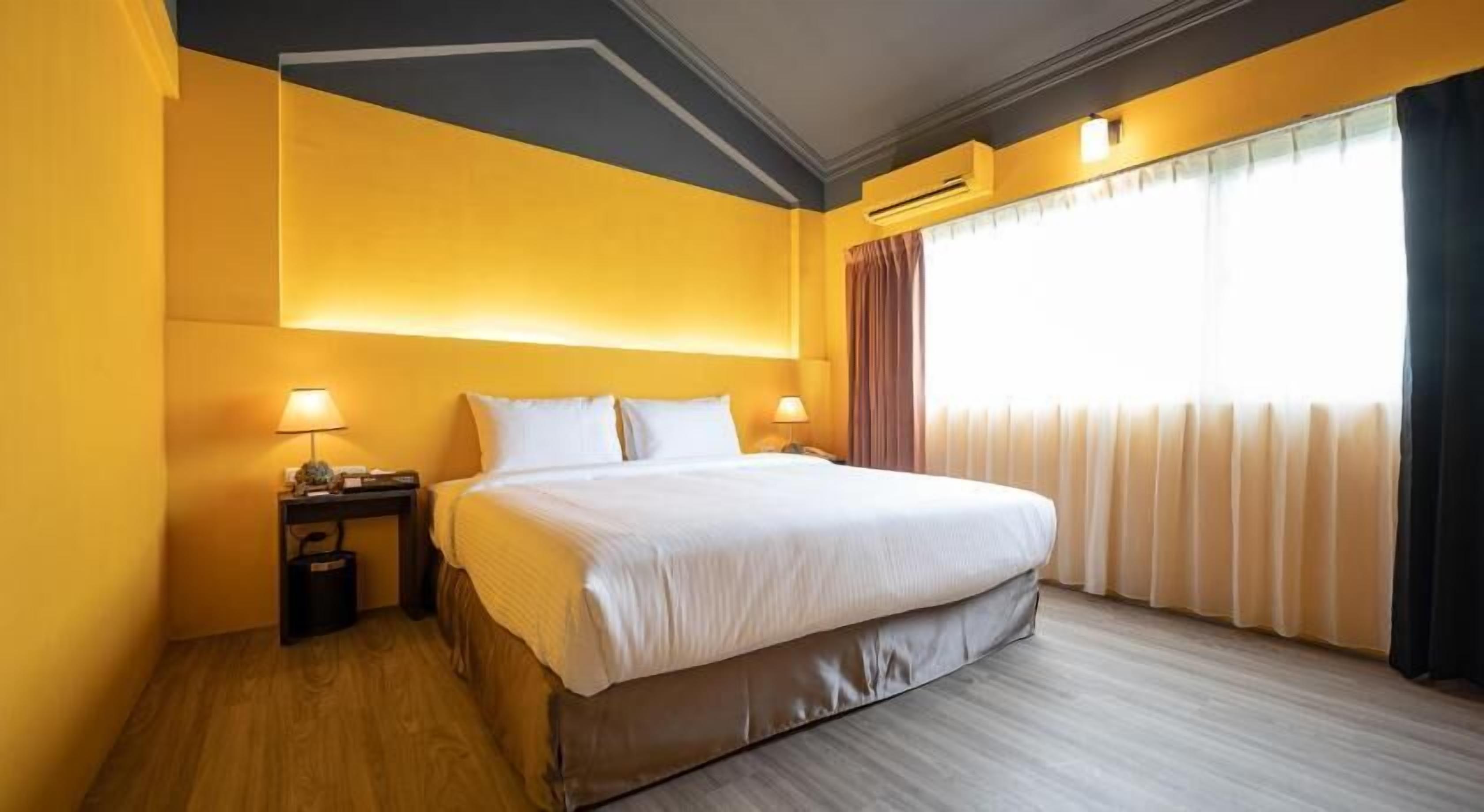 Pillowtop beds, free minibar, laptop workspace, blackout drapes