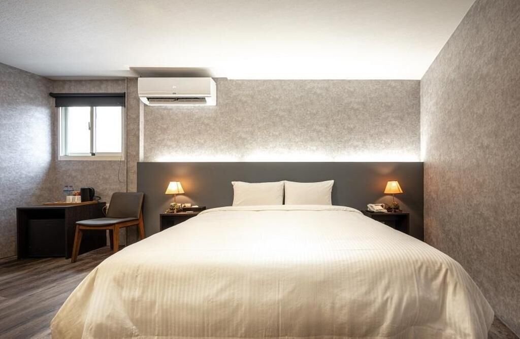 Pillowtop beds, free minibar, laptop workspace, blackout drapes