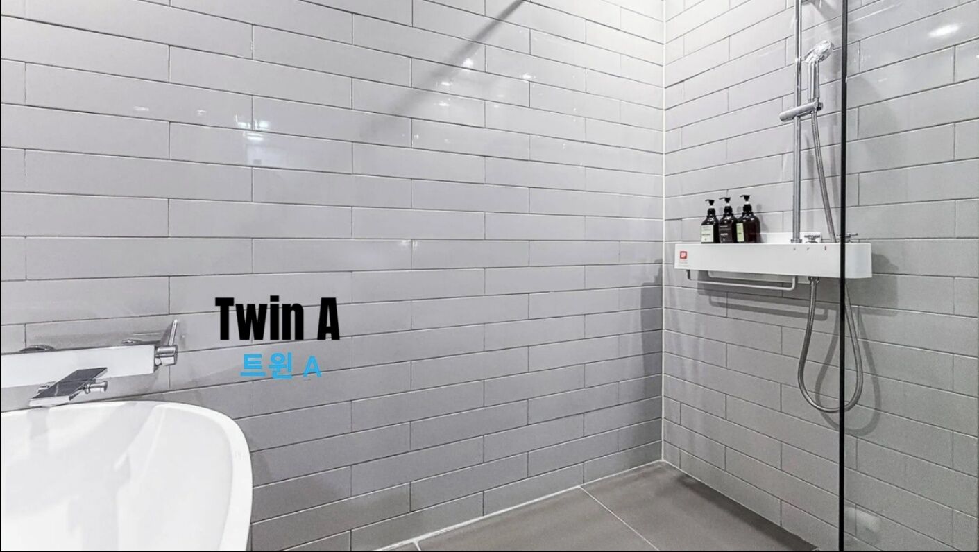 Deluxe Twin Room | Bathroom | Separate tub and shower, rainfall showerhead, free toiletries