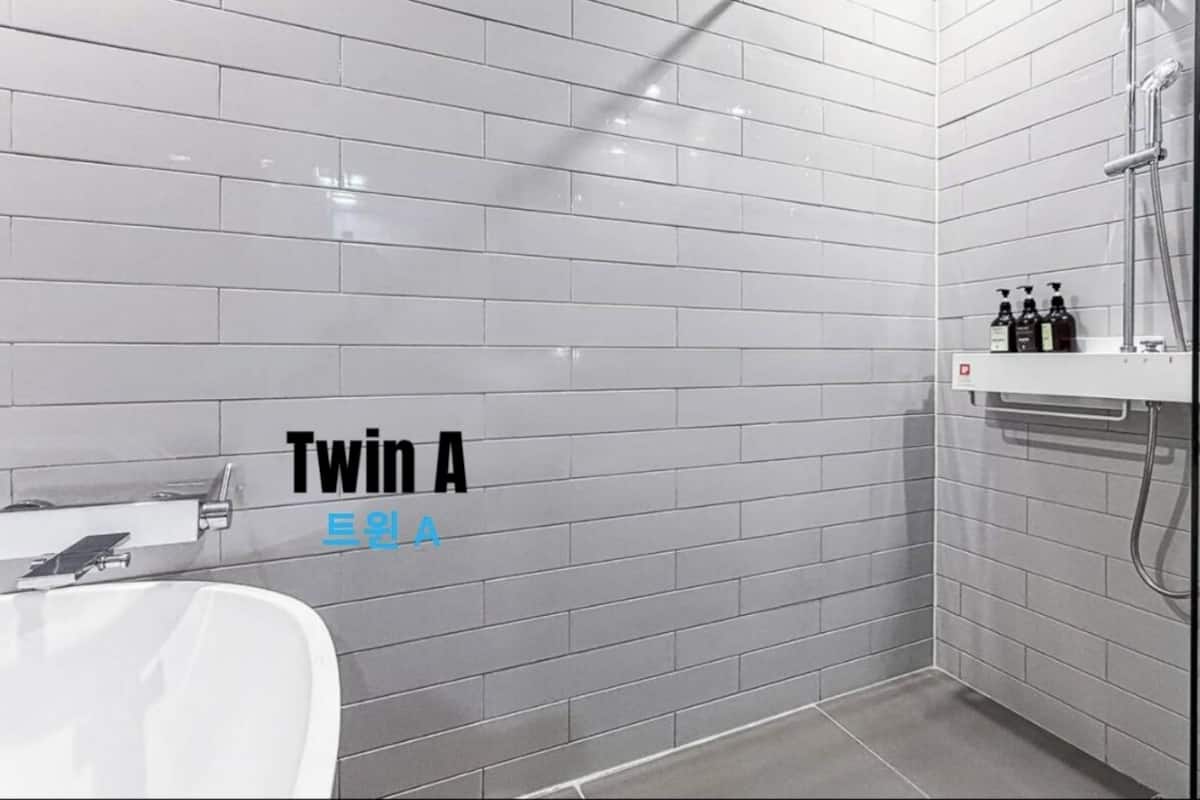 Deluxe Twin Room | Bathroom | Separate tub and shower, rainfall showerhead, free toiletries