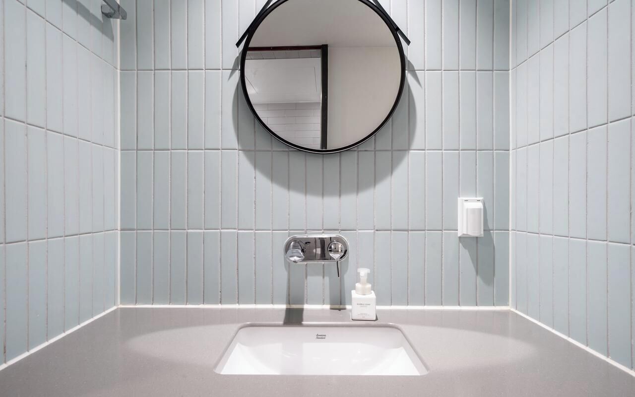 Deluxe Twin Room | Bathroom | Separate tub and shower, rainfall showerhead, free toiletries