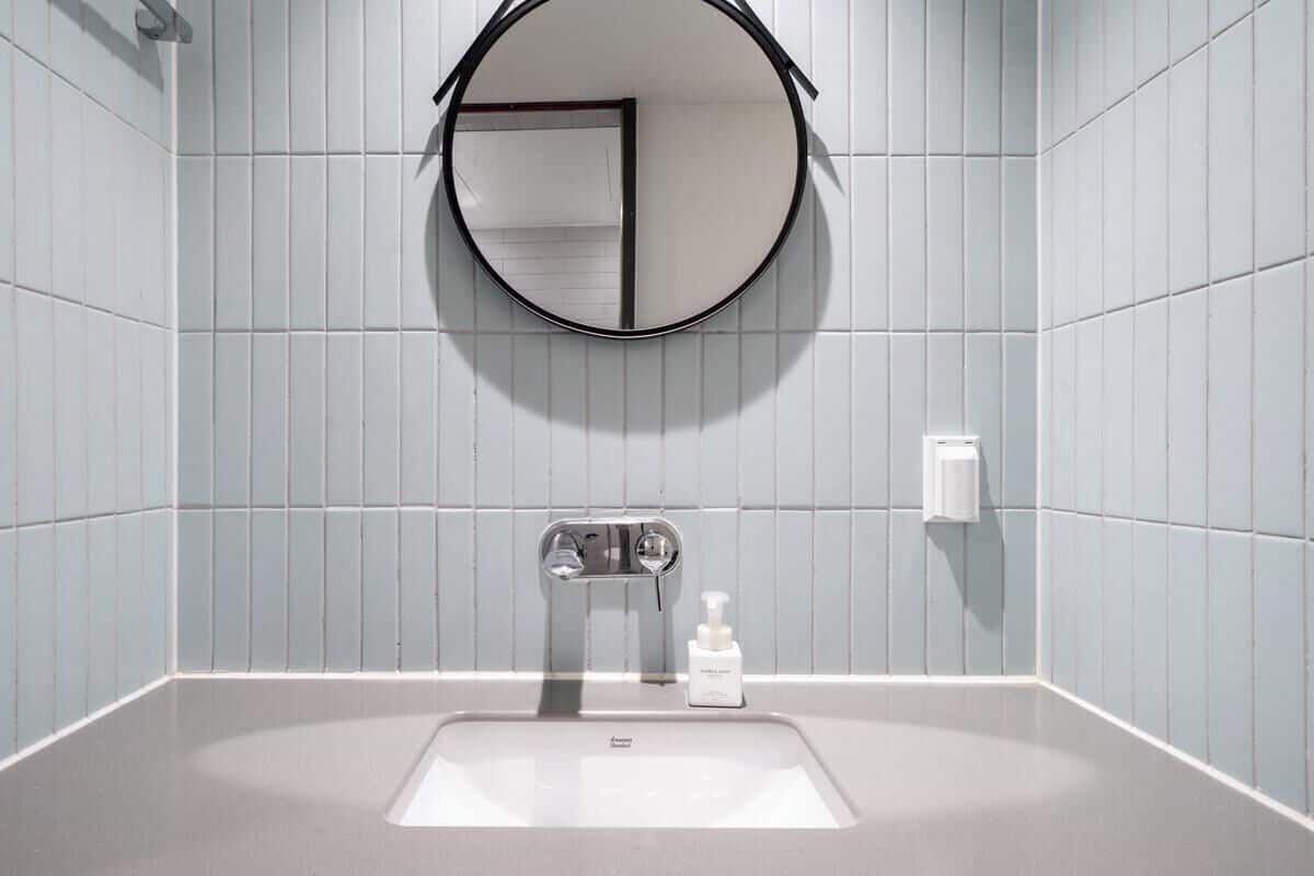 Deluxe Twin Room | Bathroom | Separate tub and shower, rainfall showerhead, free toiletries