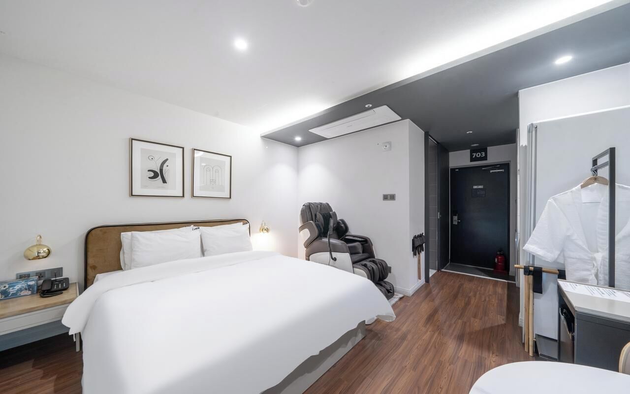 Premium Double Room | Peralatan tempat tidur premium, gebar bulu kapas 