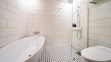 Ein Badezimmer mit Badewanne, Dusche und Toilette.
