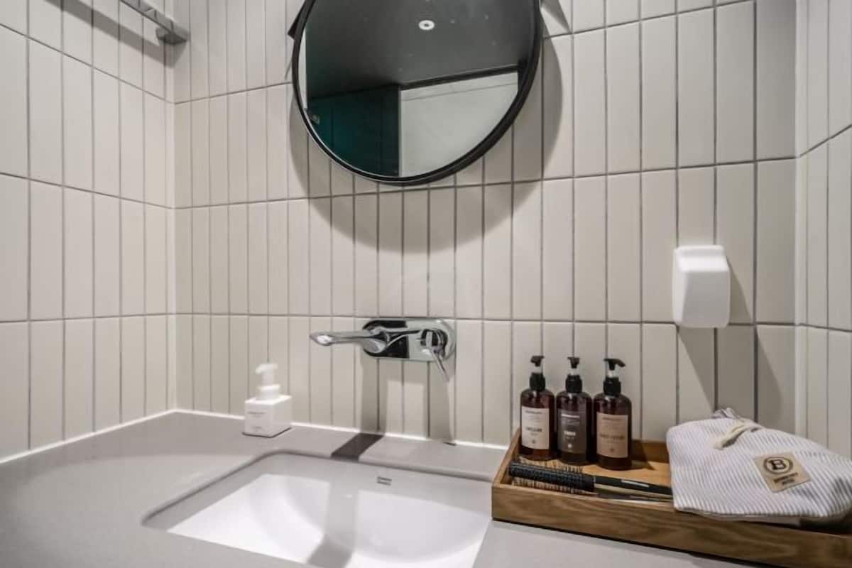 Baño | Tina y regadera independientes y regadera tipo lluvia