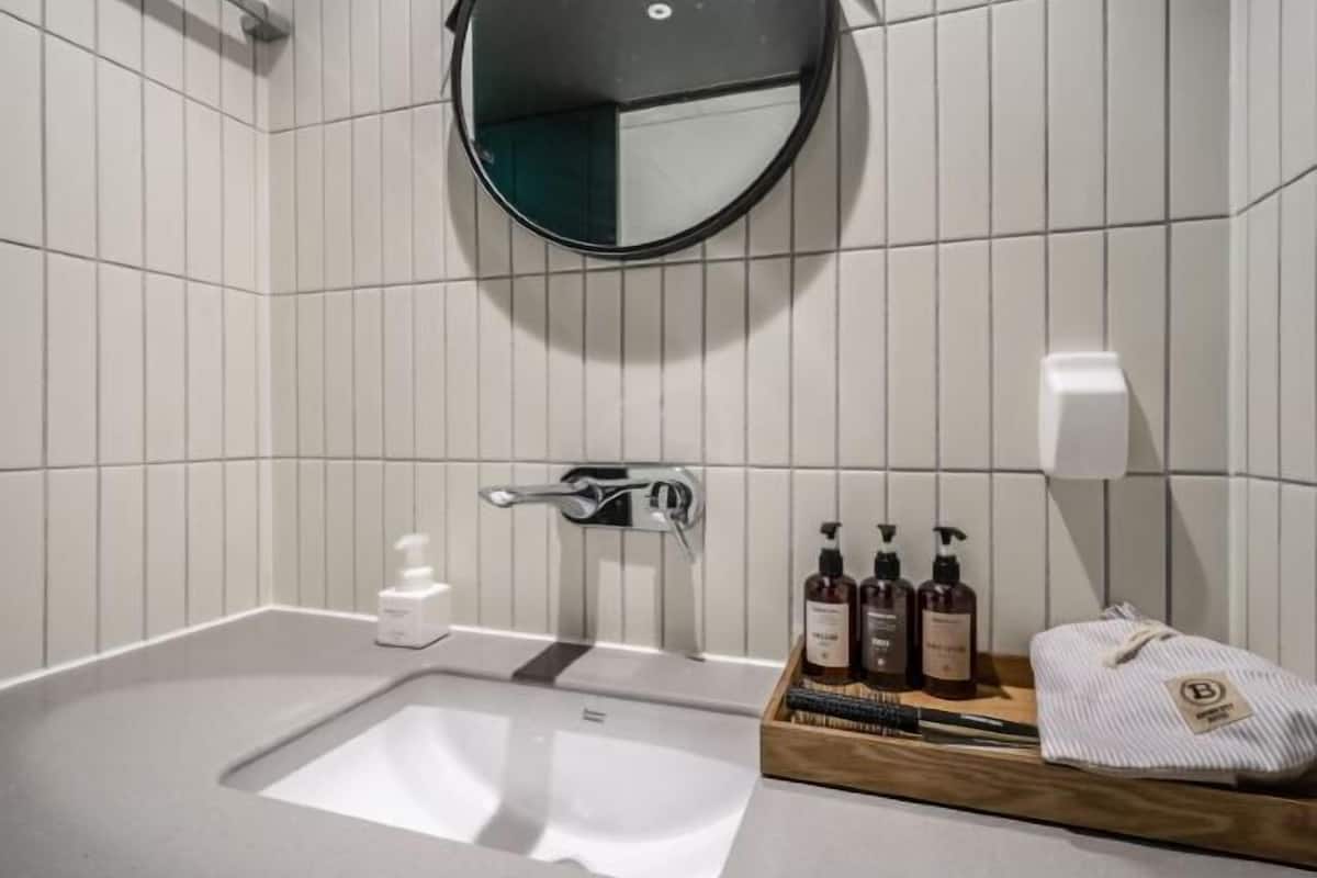 Baño | Tina y regadera independientes y regadera tipo lluvia