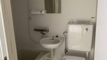 Twin Room | Bathroom | Combined shower/tub, towels