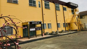 A yellow building with a sign reading "HOTEL 46". - Hotel46 (Hashimoto)
