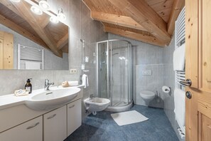 Dusche, Haartrockner, Bidet, Handtücher