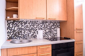 Apartamento básico | Cozinha privada | Geladeira, micro-ondas, fogão, cooktop