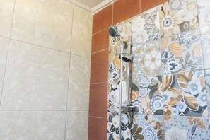 Phòng đôi có tầm nhìn toàn cảnh | Phòng tắm | Buồng tắm vòi sen, vòi sen phun mưa, khăn tắm, xà phòng 