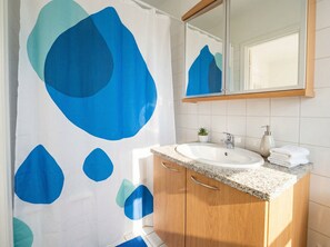 Huoneisto | Kylpyhuone | Kylpyamme, pyyhkeet, saippua, sampoo