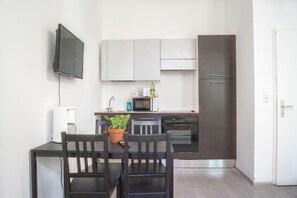 Apartment | Eigene Küche | Kühlschrank, Ofen, Herdplatte, Wasserkocher mit Kaffee-/Teezubehör