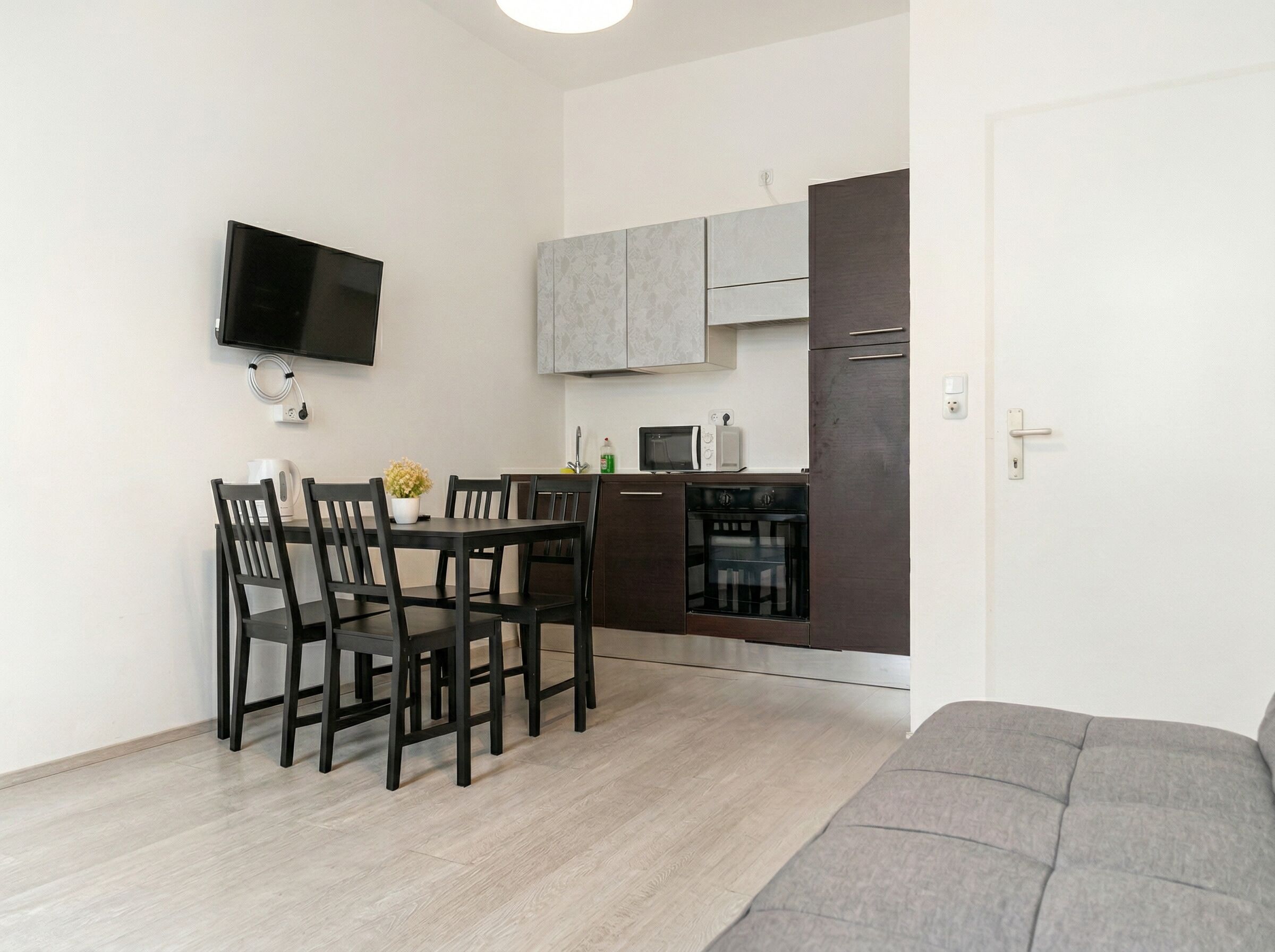 Appartement | Privékeuken | Een koelkast, een oven, een kookplaat, een koffiezetapparaat/waterkoker