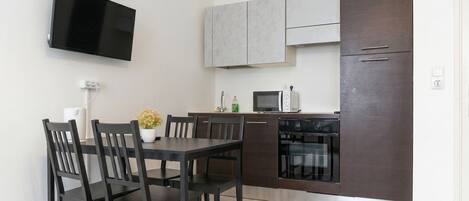 Apartment | Eigene Küche | Kühlschrank, Ofen, Herdplatte, Wasserkocher mit Kaffee-/Teezubehör