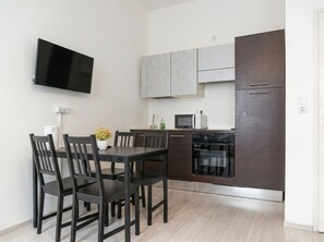 Huoneisto | Yksityinen keittiö | Jääkaappi, uuni, liesi, kahvin-/teenkeitin