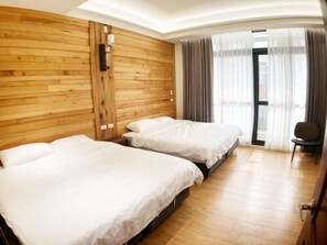 Comfort Quadruple Room | Desk, blackout drapes, bed sheets