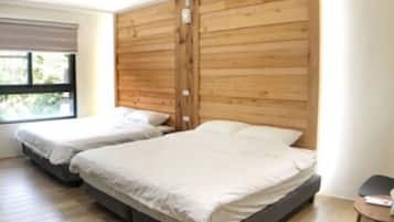 Comfort Quadruple Room | Desk, blackout drapes, bed sheets