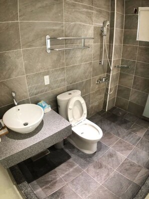 Comfort Quadruple Room | Bathroom | Shower, free toiletries, hair dryer, slippers