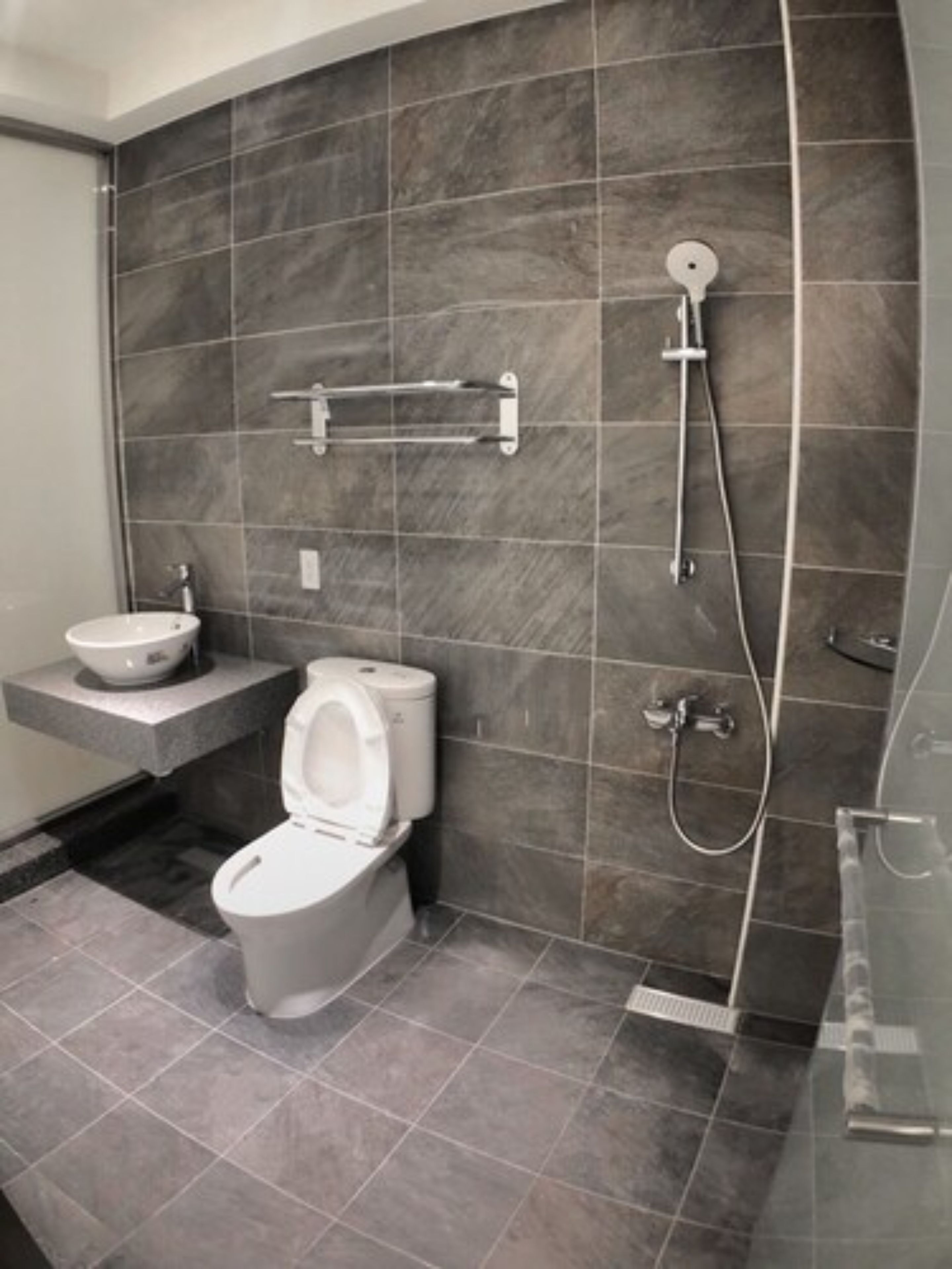 Comfort Quadruple Room | Bathroom | Shower, free toiletries, hair dryer, slippers