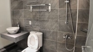 A modern bathroom with a toilet, bidet, and shower. - Meet 57 Homestay (Zhuqi)