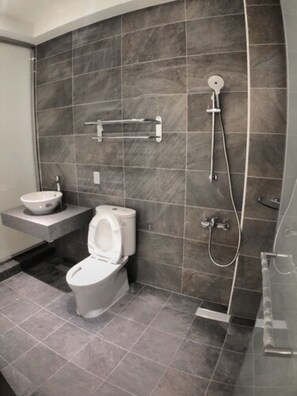 Comfort Quadruple Room | Bathroom | Shower, free toiletries, hair dryer, slippers