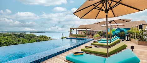 Una piscina al aire libre, cabañas de piscina gratuitas, sombrillas