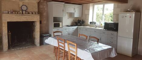 Fridge, oven, stovetop, coffee/tea maker