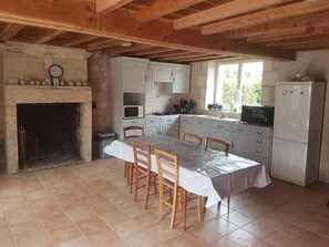 Een koelkast, een oven, een kookplaat, een koffiezetapparaat/waterkoker