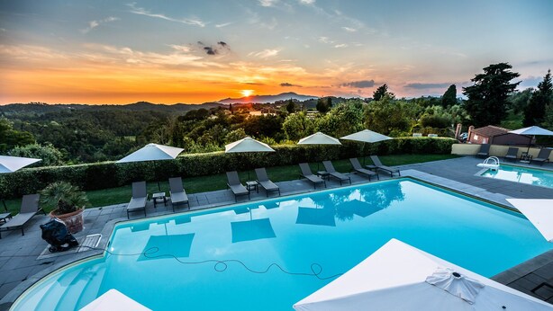 Outdoor pool, pool umbrellas, sun loungers - Karma Borgo Di Colleoli (Palaia)