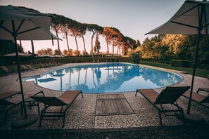Outdoor pool, pool umbrellas, sun loungers - Karma Borgo Di Colleoli (Palaia)